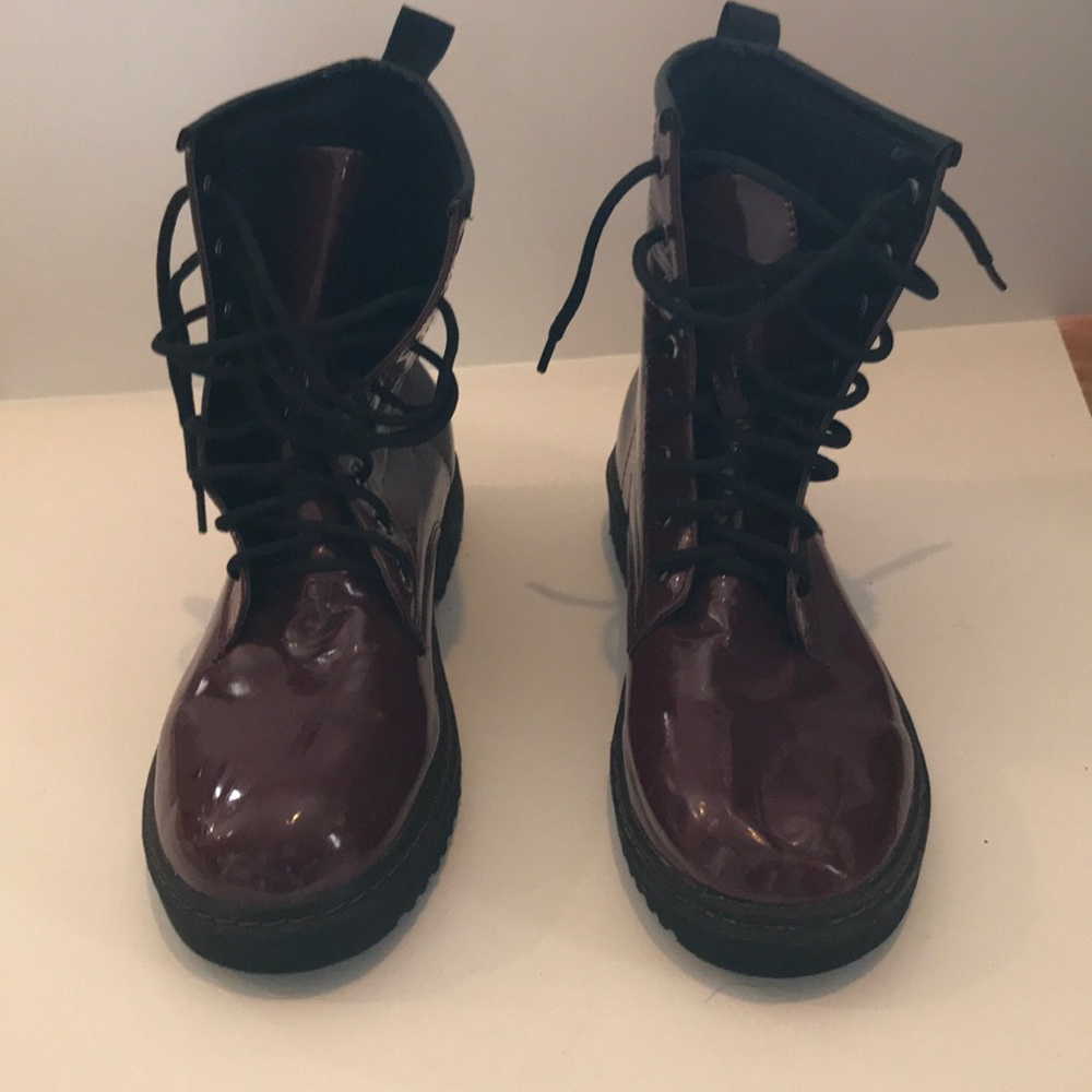 Women’s 7.5 combat boots NWT.  Never worn maroon